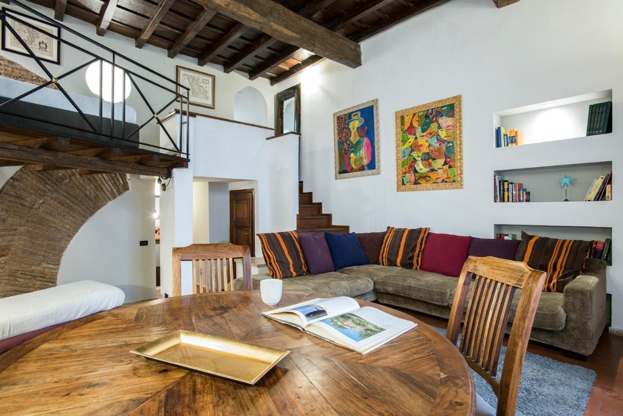 Charming Pantheon In The Heart Of Rom