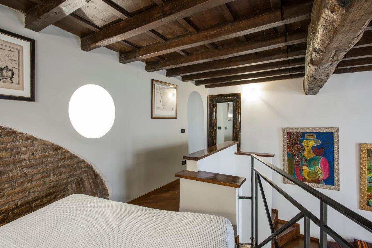Charming Pantheon In The Heart Of Rom